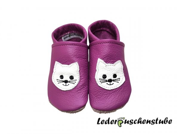  Lederpuschen Krabbelschuhe in flieder Katze-Applikation (weiß)